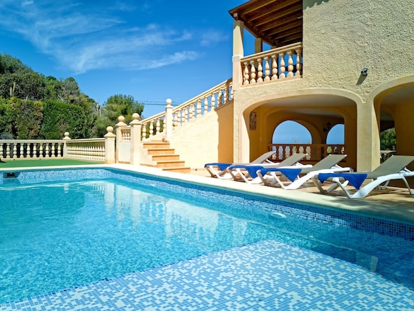 L'Eau, Propriété, Plante, Piscine, Ciel, Bleu Azur, Nuage, Bâtiment, Ombre, Arbre