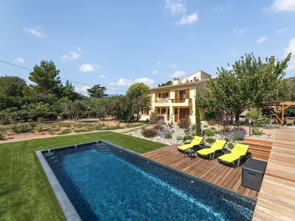 L'Eau, Nuage, Ciel, Plante, Propriété, Piscine, Bâtiment, Arbre, Herbe, Eco Hôtel