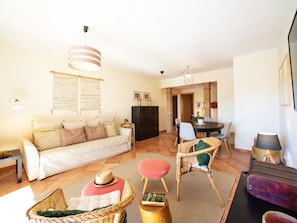 Tabelle, Möbel, Eigentum, Couch, Gebäude, Holz, Komfort, Interior Design, Wohnzimmer, Flooring
