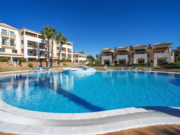 L'Eau, Bâtiment, Propriété, Ciel, Piscine, Bleu Azur, Maison, Mobilier De Jardin, Arbre, Fenêtre
