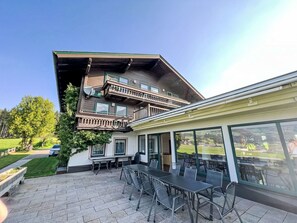 Ciel, Bâtiment, Plante, Ombre, Table, Chaise, Mobilier De Jardin, Design Urbain, Loisir, Zone Résidentielle