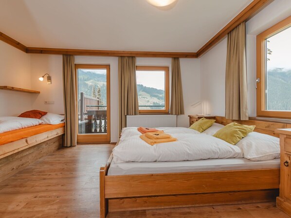Meubles, Propriété, Fenêtre, Confort, Bâtiment, Bleu Azur, Bois, Orange, Textile, Design Intérieur