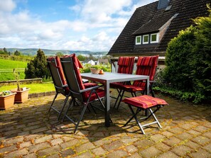 Ciel, Nuage, Plante, Propriété, Meubles, Table, Bâtiment, Fenêtre, Chaise, Bois