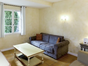 Möbel, Zimmer, Eigentum, Interior Design, Fussboden, Wand, Gebäude, Schlafzimmer, Wohnzimmer, Tabelle