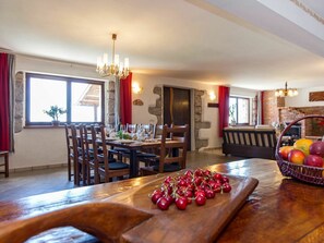 Zimmer, Eigentum, Interior Design, Möbel, Gebäude, Wohnzimmer, Fussboden, Grundeigentum, Haus, Tabelle