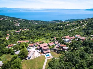 Nuage, Ciel, Bâtiment, Bleu Azur, Bleu, Paysage Naturel, Arbre, Végétation, Montagnes, Maison