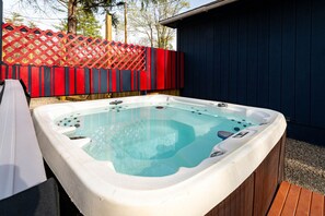Bañera de hidromasaje al aire libre