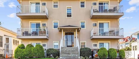 Front of the building. The condo is on the quieter backside.
