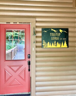 Welcom to the Tree Top Lodge