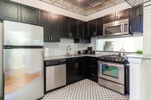 Fully equipped Kitchen w/ appliances and plenty of storage space!