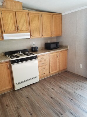Full kitchen 