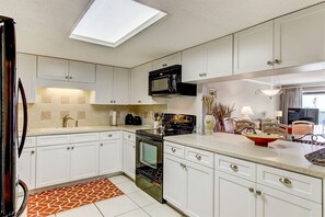 Great Kitchen with Full Size Appliances