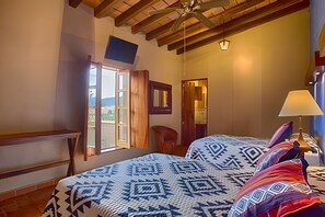 On site,Seating area,Area and facilities,Bed,Decorative detail,Photo of the whole room,TV and multimedia,Location,View(from property / room)
