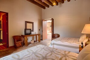 On site,Seating area,Area and facilities,Bed,Decorative detail,Photo of the whole room,TV and multimedia,Location,View(from property / room)