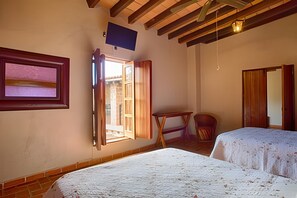 On site,Seating area,Area and facilities,Bed,Decorative detail,Photo of the whole room,TV and multimedia,Location,View(from property / room)