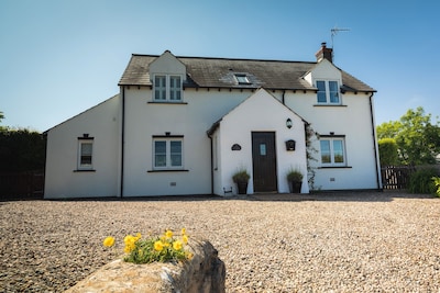 Detached Cottage within walking distance of Bosherston Lily Ponds