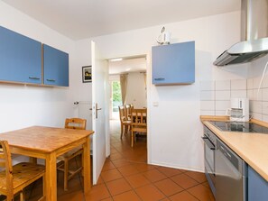 Meubles, Table, Cabinetry, Bois, Bâtiment, Comptoir, Design Intérieur, Sol, Sol, Cuisine