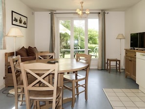 Room, Furniture, Property, Interior Design, Building, Dining Room, Table, Floor, House, Ceiling