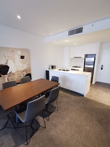 Luxury 2 bed & 2 bath Apt in Chatswood