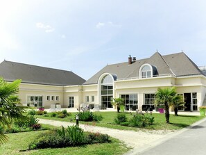 Himmel, Pflanze, Fenster, Gebäude, Wolke, Haus, Grundstueck, Baum, Gras