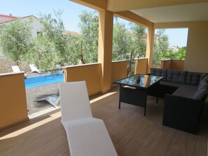 Meubles, Plante, Fenêtre, Ciel, Arbre, Bois, Ombre, Design Intérieur, Bâtiment, Sol