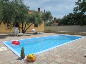 L'Eau, Plante, Piscine, Ciel, Nuage, Ombre, Arbre, Herbe, Rectangle, Loisir