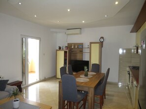 Table, Meubles, Propriété, Bâtiment, Bois, Chaise, Porte, Design Intérieur, Plante D'Appartement