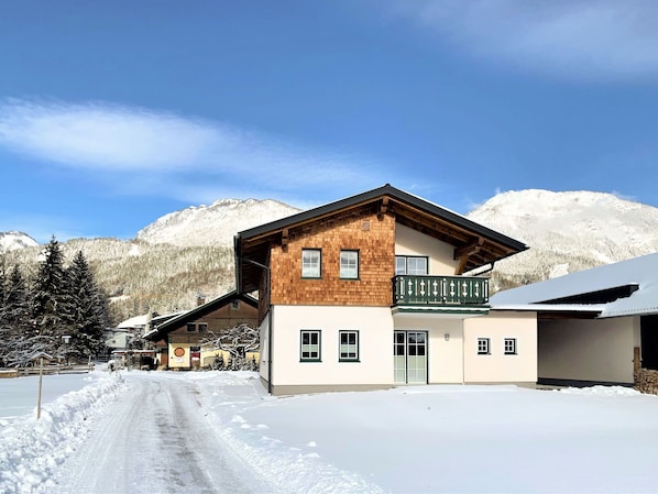 Ciel, Nuage, Bâtiment, Neige, Propriété, Fenêtre, Montagne, La Nature, Maison, Arbre