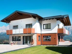 Sky, Building, Window, Plant, House, Tree, Land Lot, Urban Design, Neighbourhood, Residential Area