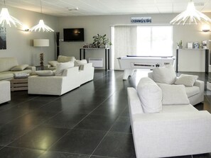 Salon, Pièce, Meubles, Sol, Blanc, Design Intérieur, Propriété, Bâtiment, Tuile, Plafond
