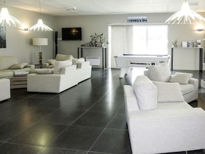Salon, Pièce, Meubles, Sol, Blanc, Design Intérieur, Propriété, Bâtiment, Tuile, Plafond