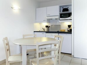 Zimmer, Möbel, Eigentum, Weiss, Interior Design, Küche, Gebäude, Haus, Tabelle, Fussboden
