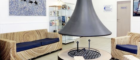 Møbel, Ejendom, Couch, Komfort, Azure, Bord, Lampe, Hus, Træ, Studio Couch