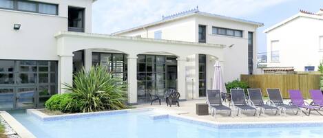 Cloud, Sky, Water, Plant, Window, Door, Swimming Pool, Building, Real Estate, Leisure