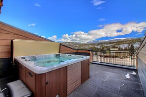 SWP Arrow 286 rooftop hot tub