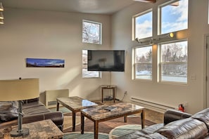Living Room | Smart TV | Free WiFi