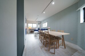 Dining table (for 6 people)