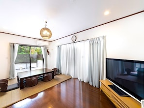 ・ [Living room] A bright and clean space where light shines through large windows.