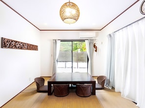 ・ [Living room] You can relax slowly on the tatami mats ♪