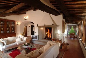 Spacious living room with fireplace