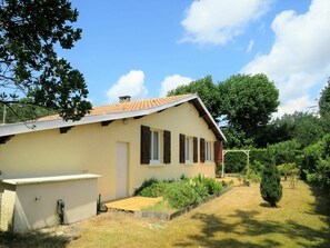 Himmel, Pflanze, Wolke, Gebäude, Fenster, Pflanzengemeinschaft, Baum, Grundstueck, Haus, Hütte