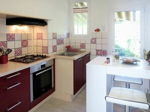 Zimmer, Countertop, Küche, Eigentum, Möbel, Cabinetry, Interior Design, Herd, Gebäude, Fussboden
