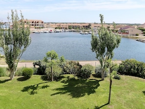 Wasser, Himmel, Pflanze, Wolke, Wasservorräte, Natürliche Landschaft, Grundstueck, Baum, See, Bank