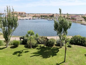 Wasser, Himmel, Pflanze, Wolke, Wasservorräte, Natürliche Landschaft, Grundstueck, Baum, See, Bank