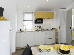 Zimmer, Gelb, Eigentum, Möbel, Küche, Countertop, Cabinetry, Interior Design, Fussboden, Gebäude