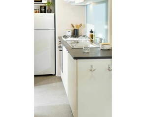 Cuisine, Blanc, Pièce, Comptoir, Meubles, Propriété, Cabinetry, Sol, Jaune, Design Intérieur