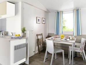 Meubles, Pièce, Blanc, Design Intérieur, Propriété, Salle À Manger, Bâtiment, Sol, Table, Jaune