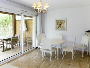Zimmer, Eigentum, Möbel, Esszimmer, Interior Design, Fussboden, Gelb, Tabelle, Decke, Gebäude