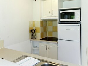 Pièce, Propriété, Meubles, Cuisine, Cabinetry, Comptoir, Design Intérieur, Jaune, Maison, Électroménager