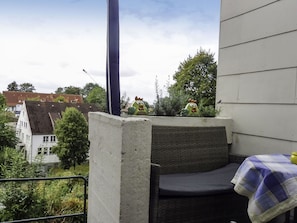 Himmel, Wolke, Daytime, Gebäude, Pflanze, Fenster, Baum, Haus, Gartenmöbel, Schatten